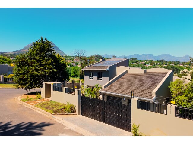  12  Strelitzia , Heldervue, Somerset West 